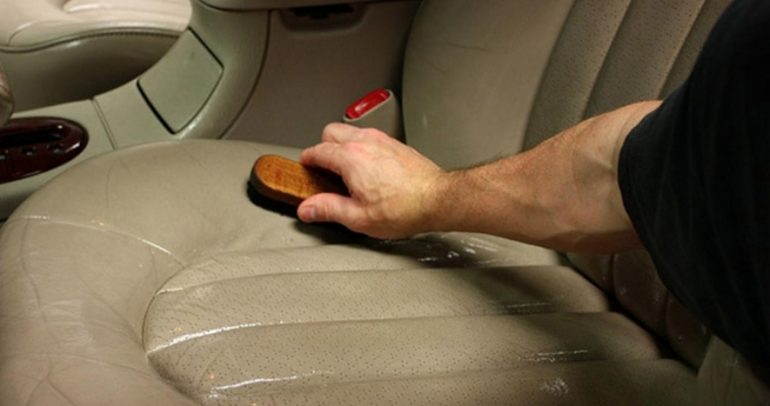 للمقاعد الجلدية في السيارة أصول خاصة في التنظيف